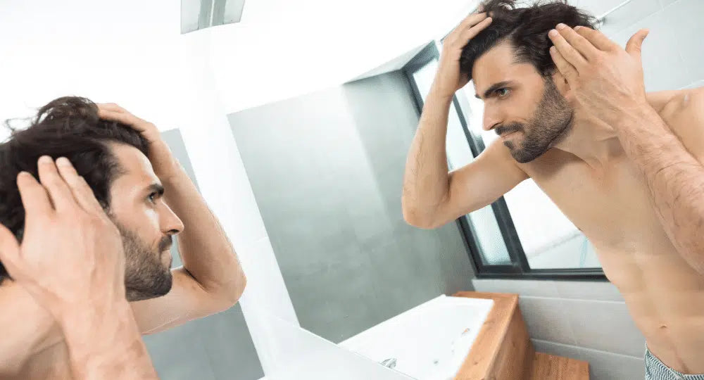 Haarausfall bei Männern im Alter von 20 Jahren? Ursachen und natürliche Heilmittel