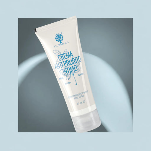 Tubetto della Crema Antiprurito Intimo RedMoringa con aloe vera, calendula e Moringa da 50 ml su sfondo azzurro