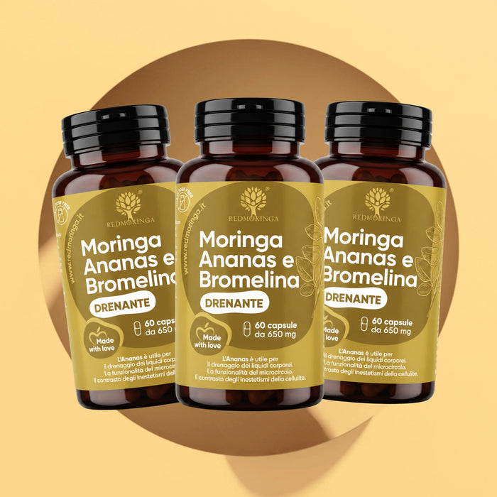 Tre flaconi di Moringa Ananas e Bromelina RedMoringa da 60 capsule, confezione da 3 su sfondo giallo
