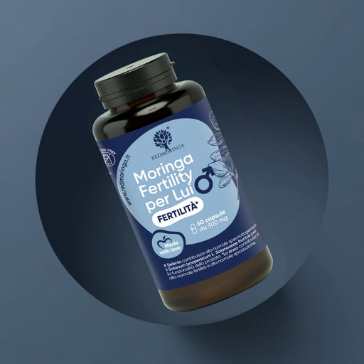 Render 3D del flacone RedMoringa "Moringa Fertility per Lui" da 60 capsule da 500mg. L'etichetta blu mostra il logo del brand e specifica il supporto alla spermatogenesi e alla normale fertilità maschile.