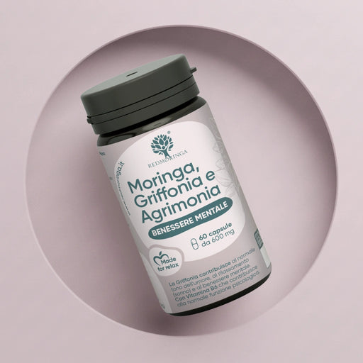 Vista ravvicinata del flacone RedMoringa "Moringa, Griffonia e Agrimonia - Benessere Mentale". Confezione da 60 capsule da 600 mg con etichetta multilingua.