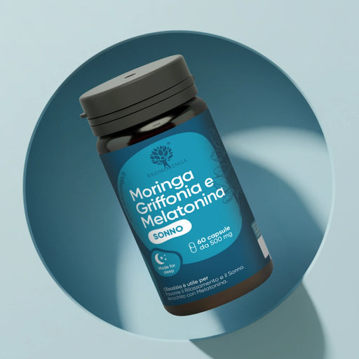 Primo piano del flacone blu di integratore "Moringa, Griffonia e Melatonina" di RedMoringa. Confezione da 60 capsule da 500 mg, specifica per favorire il rilassamento e il sonno grazie all'Escolzia.