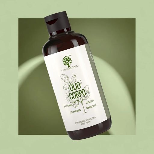 Olio Corpo RedMoringa con olio di moringa, olio di rosa, olio di mandorle e burro di karité, flacone su fondo verde