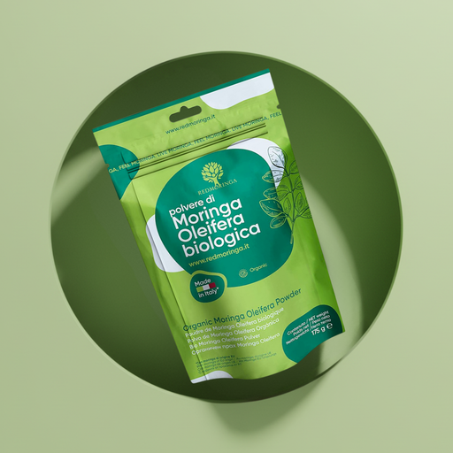 Polvere di Moringa bio RedMoringa, superfood naturale ricco di vitamine e minerali, ideale per energia e benessere quotidiano.