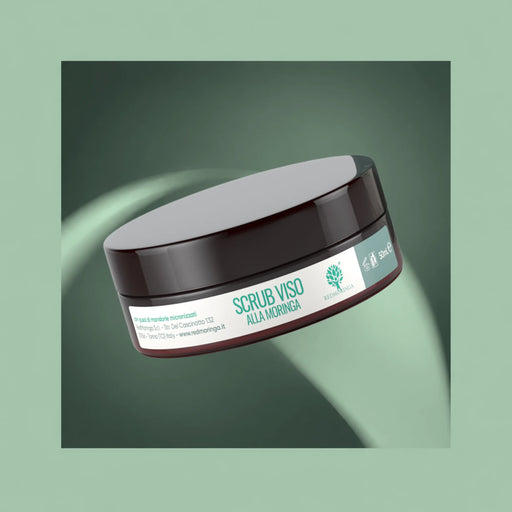 Scrub viso naturale alla Moringa RedMoringa, vasetto da 50 ml per pelli grasse e delicate su sfondo verde