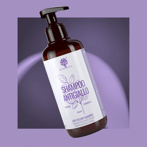Shampoo antigiallo naturale RedMoringa con Moringa, camomilla e malva, flacone con dosatore su sfondo lilla