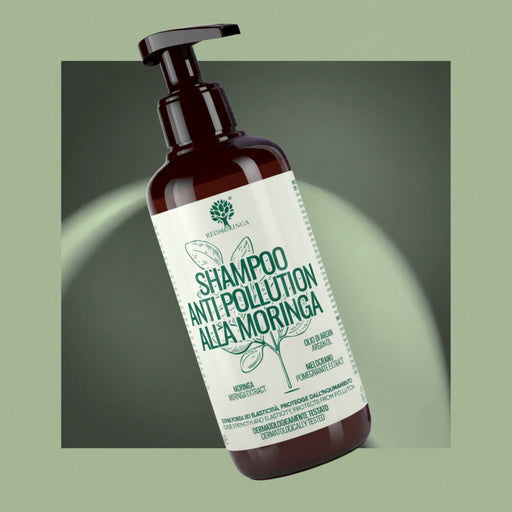 Shampoo Anti-Pollution alla Moringa RedMoringa con olio di argan e melograno, flacone con dosatore su fondo verde