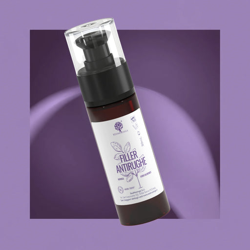 Flacone con dosatore del Siero Antirughe Effetto Filler RedMoringa alla moringa e acido ialuronico, 30 ml, su fondo viola